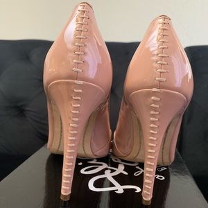 Alice + Olivia by Stacey Bendet tan heels pumps